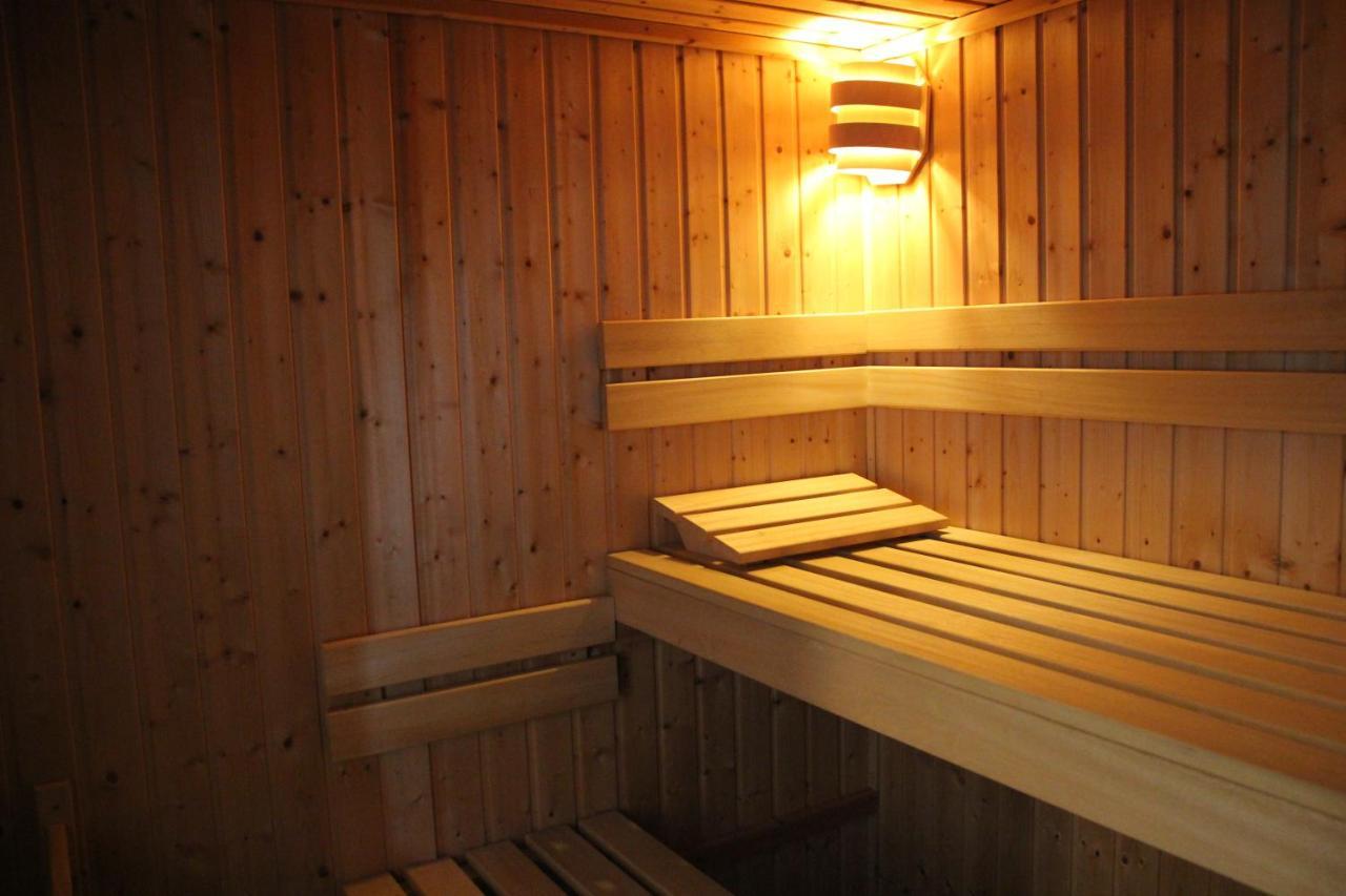 Familiehuis De Betuwe Met Prive Kunstgras Tennisbaan En Sauna Villa Erichem Eksteriør billede